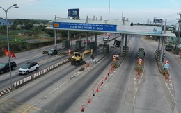 Hình ảnh đang tháo dỡ trạm thu phí T3 trên Quốc lộ 51