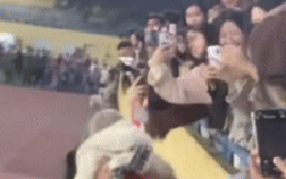 Văn Hậu hôn Doãn Hải My giữa sân Hàng Đẫy trước hàng ngàn khán giả gây xôn xao