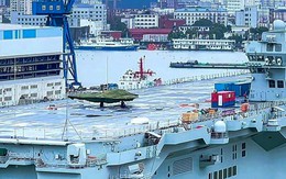 Phát hiện máy bay lạ "phủ bạt xanh" trên tàu 40.000 tấn của Trung Quốc