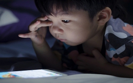 Cháu khóc là ông bà cho xem điện thoại, bé trai 3 tuổi cận thị tới 400 độ