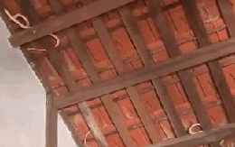 Dọn nhà đón Tết, gia chủ "lạnh sống lưng" khi nhìn thấy cảnh tượng trên mái nhà: Có thể là ám ảnh tới già