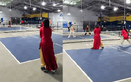 Xuống phố chụp ảnh áo dài xưa rồi, hội gái xinh bây giờ mặc áo dài chơi pickleball mới gây sốt MXH