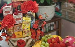 Nhìn giỏ quà Tết của thông gia nghèo, tôi xấu hổ vô cùng vì lời nhắn trên chiếc thiệp chúc mừng năm mới