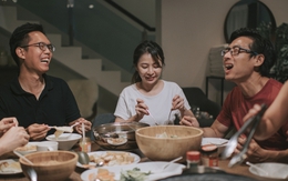 Đi tiệc cuối năm, tụ họp gia đình, thường xuyên làm 3 việc sau là biểu hiện của người EQ thấp