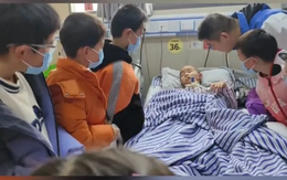 Cậu bé 8 tuổi tỉnh lại sau 55 ngày hôn mê nhờ tiếng gọi của bạn học