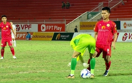 Thủ môn mắc sai lầm độc lạ ở giải Hạng Nhất