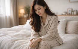 Từng bênh con trai ngoại tình, mẹ chồng nghẹn đắng khi thấy một người đứng khóc trước cửa nhà