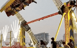 Rùng mình khoảnh khắc đu quay khổng lồ đổ sập, 1 cảnh sát thiệt mạng