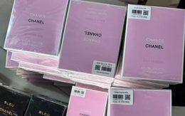 Triệt phá đường dây buôn bán 10.000 chai nước hoa Chanel, BVL, Versace giả