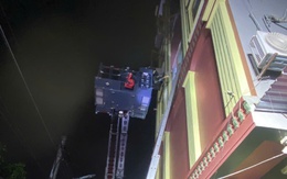 Cứu 15 người thoát khỏi đám cháy quán cà phê ở Hà Nội