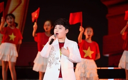 Ca sỹ nhí Dương Đức Hải hát cùng DTAP trong chương trình Xuân Quê Hương