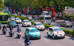 100% taxi ở Hà Nội là xe điện trong 4 năm nữa: Gần 28.000 tài xế có được hỗ trợ gì không?