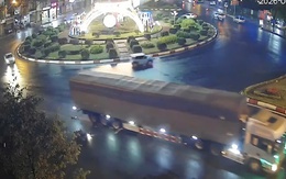 CLIP: Xe container cuốn xe máy, hai phụ nữ thương vong