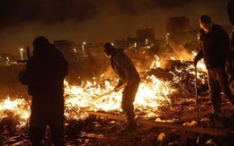 Tiền rơi trắng trời sau thảm kịch máy bay: Chính quyền Bolivia chạy đua tiêu hủy hàng triệu USD trước khi dân nghèo kịp "hôi của"