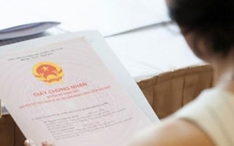 Dọn tủ thì phát hiện ra bản photo cuốn sổ đỏ đứng tên mẹ chồng, tờ giấy kẹp cùng mới là thứ khiến tôi đau như cắt