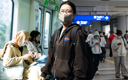 Giá xăng dầu biến động, người dân Hà Nội - TP.HCM rủ nhau bỏ xe cá nhân, chuyển sang di chuyển bằng tàu điện và xe buýt