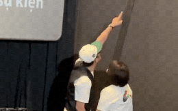 Hành động khó hiểu của Doãn Quốc Đam trong rạp chiếu phim khiến MXH xôn xao