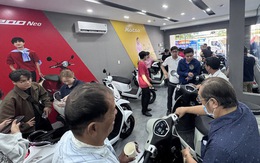 Người dân xếp hàng bốc số mua xe máy điện khi giá xăng tăng vọt, cửa hàng quá tải