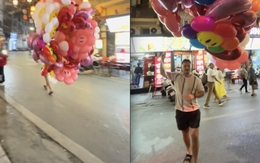 Mua bóng bay giá 1 triệu ở phố cổ Hà Nội, khách Tây bất ngờ chạy nhảy giữa đường đầy khó hiểu