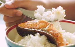 Hóc xương cá phải làm sao? Đừng nuốt cơm, làm 2 cách này hiệu quả, ai cũng làm được