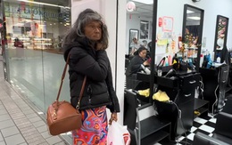 Mỹ nhân hải ngoại 1 thời: Đầu tóc bù xù, ăn mặc kỳ lạ, đi lang thang trong chợ