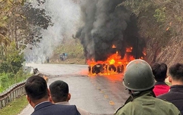 Chiếc xe bất ngờ bốc cháy dữ dội trên quốc lộ, tài xế đã kịp nhảy ra ngoài thoát thân