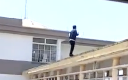 Người đàn ông rơi từ tầng cao bệnh viện sau cuộc điện thoại