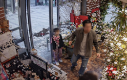 Bé gái bỏ 190k mua hoa tặng mẹ, người cha đùng đùng làm loạn tiệm hoa rồi bị cảnh sát bắt đi