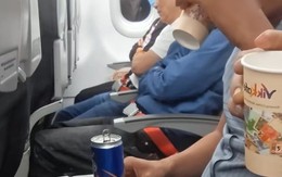 Cảnh tượng hành khách uống bia, ăn nhậu trên máy bay: Có vi phạm quy định? Thì ra nhiều người chưa biết