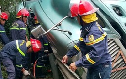 Giải cứu tài xế mắc kẹt trong cabin xe sau tai nạn trên cao tốc ở Đà Nẵng