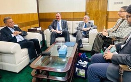 Nguồn cung dầu bị siết vì Iran phong toả eo biển Hormuz, một nước châu Á đề nghị Mỹ cho phép nhập khẩu dầu Nga