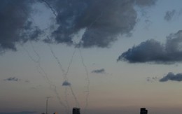 Iran ồ ạt nã tên lửa đạn đạo “siêu hạng nặng”, Mỹ và Israel hứng tổn thất