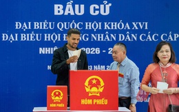 Cầu thủ nhập tịch Đỗ Hoàng Hên đi bầu cử: 'Cột mốc quan trọng của đời tôi'