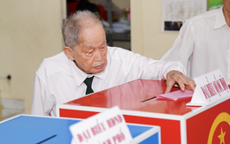 Huyền thoại tình báo Tư Cang đi bỏ phiếu bầu cử ở tuổi 98