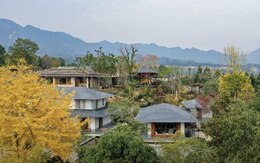 Người đàn ông 42 tuổi về quê xây nhà vườn 1.700m2 cho bố mẹ dưỡng già: “Tôi từng ngủ gầm cầu, nhặt rác mưu sinh”