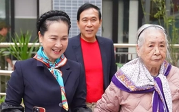 NSND Lan Hương, NSƯT Đỗ Kỷ đưa mẹ 94 tuổi đi bỏ phiếu