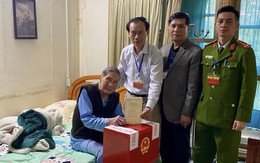 Nam nghệ sĩ U100 ở Hà Nội được cảnh sát khu vực, cán bộ phường mang hòm phiếu tới tận nhà