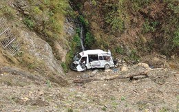 Xe khách chở đoàn đi lễ rơi xuống vực sâu ở Nepal, ít nhất 7 người tử vong, xe bị vò nát tại hiện trường