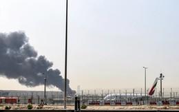 Khoảnh khắc bồn nhiên liệu tại sân bay Dubai nổ tung vì drone, chuyến bay bị huỷ hàng loạt
