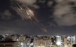 Iran nã tên lửa dồn dập, Israel có thể cạn 'lá chắn bầu trời'?