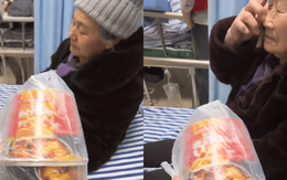 Bi kịch của cụ bà sinh 10 người con nhưng cuối đời nằm viện lại cô độc bên hộp mì tôm