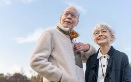 Cặp vợ chồng già đi taxi qua 4 nơi quen thuộc mà không xuống xe, người vợ không nói một lời... Câu chuyện phía sau khiến nhiều người nghẹn lòng