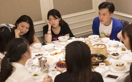 Lãnh đạo về hưu nói thẳng: Người có 2 hành động này trên bàn ăn nên tránh kết giao, càng thân càng dễ mất uy tín