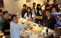 Đi họp lớp, các bạn khoe giàu còn tôi nói vẫn nợ 2 tỷ đồng: Về đến nhà, nhận được tin nhắn cả đời không thể quên