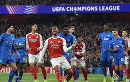 Arsenal vào tứ kết Champions League