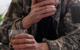 Cựu tướng Mỹ gặp rắc rối kép: Làm thất lạc tài liệu mật; say xỉn ở Ukraine dẫn tới 'chấn động não'