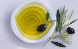 Người phụ nữ 55 tuổi kiên trì tự nấu ăn bằng 1 loại dầu đặc biệt, 3 tháng sức khỏe thay đổi rõ rệt