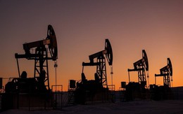 Giá dầu bật tăng mạnh sau khi Iran tấn công các cơ sở năng lượng vùng Vịnh