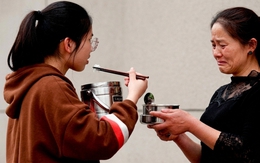 "Cuộc đời tôi coi như chấm dứt", bà mẹ lên mạng kể khổ, ai ngờ nhận gạch đá: "Quá tội nghiệp cho đứa trẻ khi có người mẹ như chị"