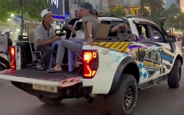 Nhóm thanh niên kê bàn ghế, ngồi ăn trên thùng xe bán tải đang chạy ở TP.HCM